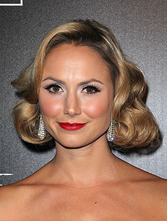 Стейси Киблер помогает Джорджу Клуни развлечься. Стейси Киблер (Stacy Keibler)