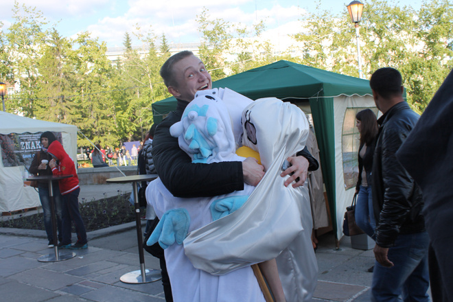 Обнять кого угодно! А что? Free hugs («свободные объятия») – это уже культовый флэшмоб. Обнять кого угодно! А что? Free hugs («свободные объятия») – это уже культовый флэшмоб.