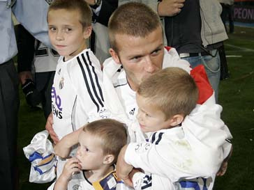 Дэвид Бекхэм (David Beckham) с сыновьями Дэвид Бекхэм (David Beckham) с сыновьями