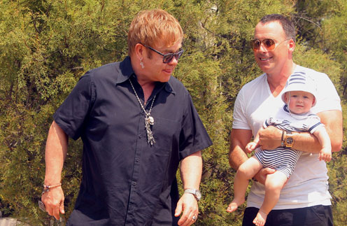 Элтон Джон (Elton John) и Дэвид Ферниш (David Fernish) с сыном Закари
