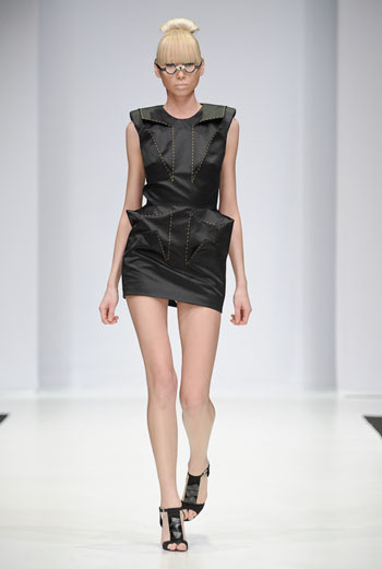 Образ из коллекции Clare Lopeman, представленной на Russian Fashion Week сезона осень-зима 2009/10. Образ из коллекции Clare Lopeman, представленной на Russian Fashion Week сезона осень-зима 2009/10.
