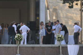 Одним из последних приехал Михаил Сергеевич, ради торжества он сменил шляпу на элегантную пилотку. Одним из последних приехал Михаил Сергеевич, ради торжества он сменил шляпу на элегантную пилотку.