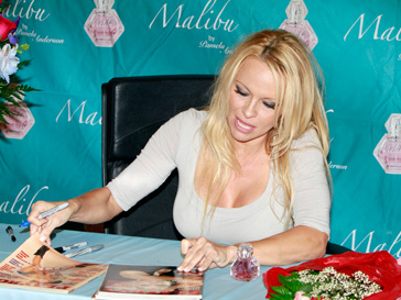 Памела Андерсон (Pamela Anderson) смогла отбиться от напавшего фаната Памела Андерсон (Pamela Anderson) смогла отбиться от напавшего фаната