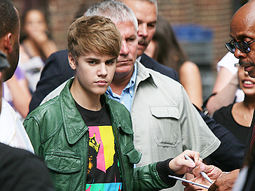 Жизнь Джастина Бибера (Justin Bieber) временно превратилась в сплошной скандал. Жизнь Джастина Бибера (Justin Bieber) временно превратилась в сплошной скандал.