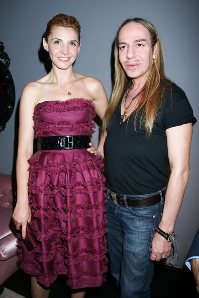 Клотид Куро (Clotilde Courau) и Джон Галльяно (John Galliano) на показе Christian Dior Клотид Куро (Clotilde Courau) и Джон Галльяно (John Galliano) на показе Christian Dior