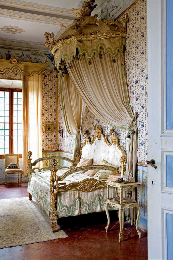 Спальня драматурга Витторио Альфьери (300 лет назад он подолгу жил на вилле и ставил свои пьесы в зеленом театре) обставлена в стиле венецианского барокко. Кровать считается одной из семейных реликвий.