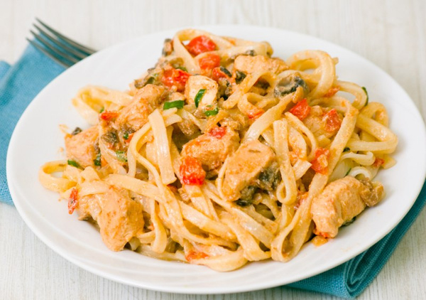 макароны с куриным филе в сливочном соусе с грибами