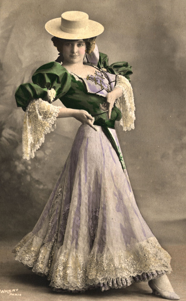 1910. Канкан тогда исполняли в длинных платьях. 1910. Канкан тогда исполняли в длинных платьях.