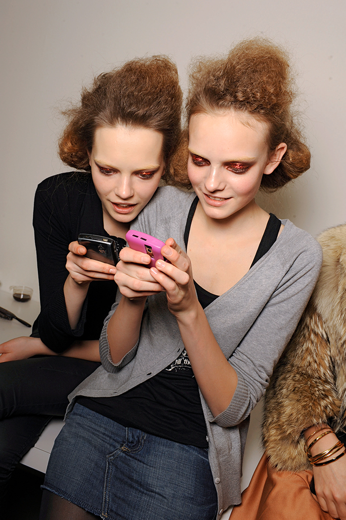 Жизнь в сети: почему мы перестали друг с другом разговаривать?