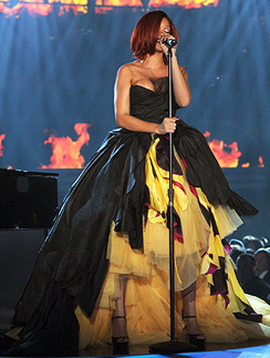 Рианна исполнила «Love The Way You Lie» под фортепиано. Рианна (Rihanna) на «Грэмми»-2011