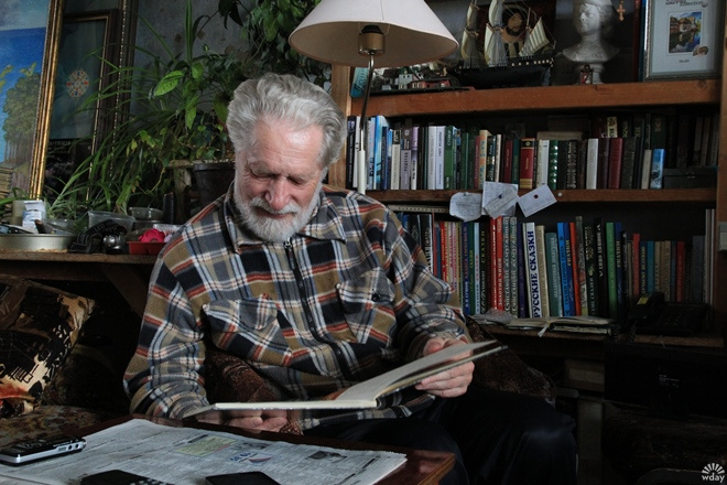 Станислав Ковалев с одной из его книг Станислав Ковалев с одной из его книг