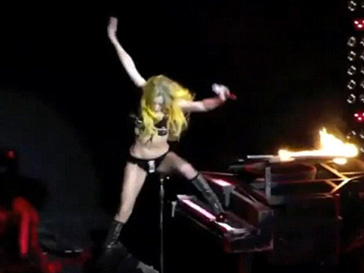 Леди ГаГа (Lady GaGa) не удержалась на шпильках Леди ГаГа (Lady GaGa) не удержалась на шпильках