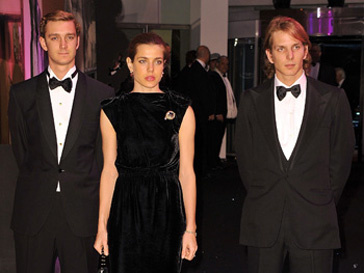 Пьер, Андре и Шарлотта Казираги (Pierre, Andrea & Charlotte Casiraghi) на Балу Роз в Монако Пьер, Андре и Шарлотта Казираги (Pierre, Andrea & Charlotte Casiraghi) на Балу Роз в Монако