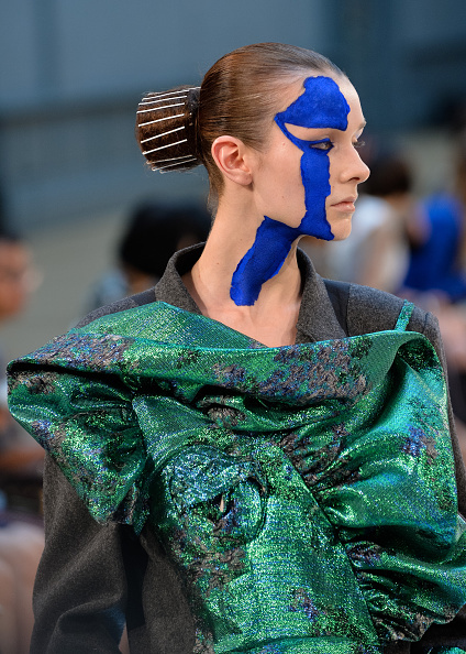 Показ коллекции Maison Margiela весна-лето 2016 на Парижской неделе моды Необычный макияж на Парижской неделе моды