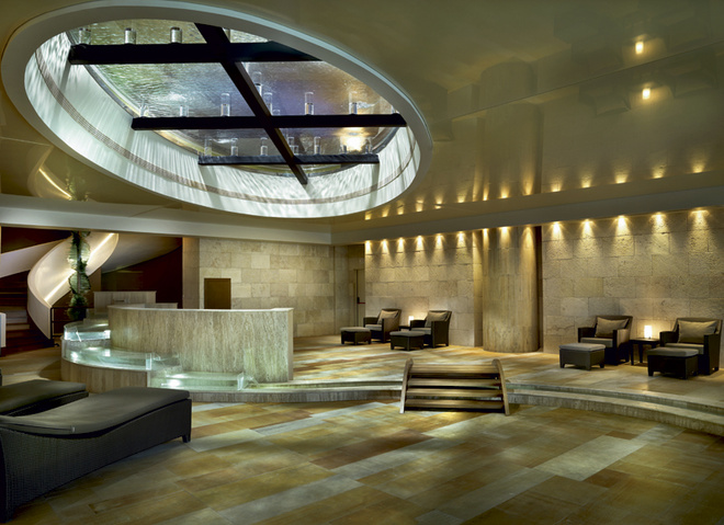 Несмотря на ультрасовременный дизайн, при отделке Six Senses Spa использовались исключительно натуральные материалы: камень, дерево и стекло. Несмотря на ультрасовременный дизайн, при отделке Six Senses Spa использовались исключительно натуральные материалы: камень, дерево и стекло.