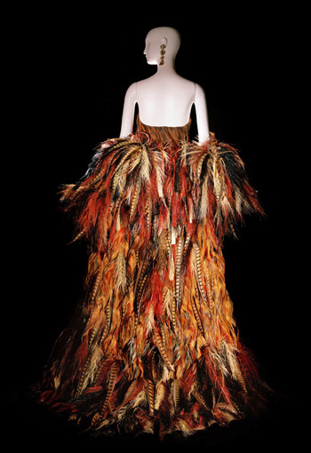 Платье из муслина и пальто, отороченное перьями, Yves Saint Laurent осень-зима 1990 Платье из муслина и пальто, отороченное перьями, Yves Saint Laurent осень-зима 1990