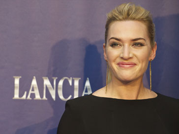 Кейт Уинслет (Kate Winslet) спасла пожилую женщину из огня Кейт Уинслет (Kate Winslet) спасла пожилую женщину из огня
