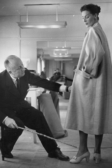 Кристиан Диор за работой в своей парижской студии, 1952 год Кристиан Диор за работой в своей парижской студии, 1952 год
