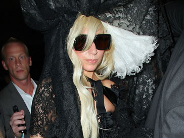 Леди ГаГа (Lady GaGa) помогла молодому модельеру Леди ГаГа (Lady GaGa) помогла молодому модельеру.