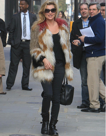 Кейт Мосс (Kate Moss) в разноцветном полушбке