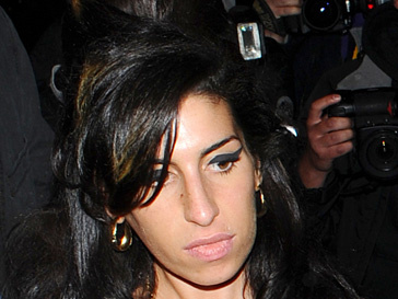Отец Эми Уайнхаус (Amy Winehouse) не верит, что его дочь умерла от передозировки Отец Эми Уайнхаус (Amy Winehouse) не верит, что его дочь умерла от передозировки