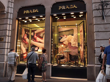 Миланский бутик Prada перешел дорогу ресторану быстрого питания Миланский бутик Prada перешел дорогу ресторану быстрого питания