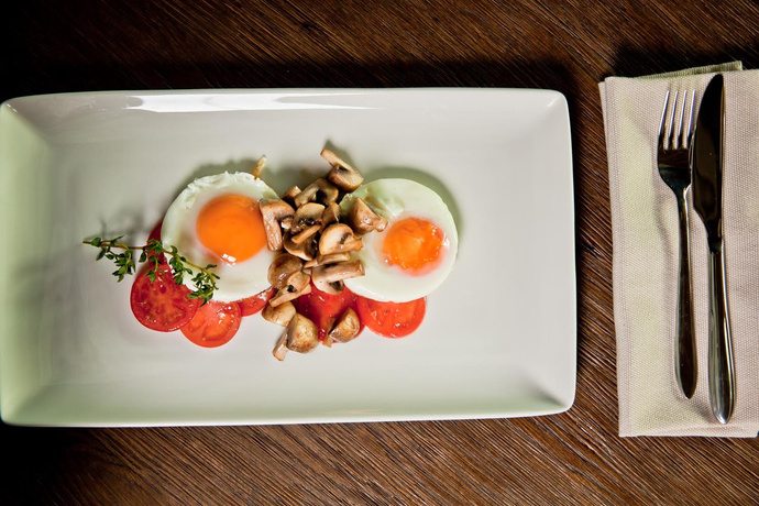 Яичница с томатами и грибами