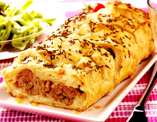 Пирог с сосисками и сыром Пирог с сосисками и сыром