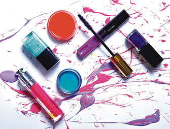 Блеск для губ Dior Addict Ultra-Gloss, тон Flash, Dior – Лак для ногтей Le Vernis, тон Nouvelle Vague, Chanel – Цветной бальзам для губ Tinted Lip Conditioner SPF 15, тон Gentle Coral, MAC – Блеск для губ LuminizingLip Gloss, тон VI107, Shiseido – Лак для ногтей Vernis Please!, тон Purple Impression, Givenchy – Тушь Mascara Volume Effet Faux Cils, тон 3, Yves Saint Laurent – Тени для век Aqua Cream, тон 21, Make Up For Ever.