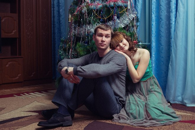 Ради фото у елки Света принарядилась – надела красивое платье Ради фото у елки Света принарядилась – надела красивое платье