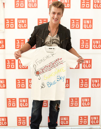 Алексей Воробьев с футболкой Uniqlo собственного дизайна