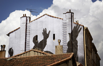 Марсель (Франция), 2013 год, проект «Без рамы». Еще одна фотография из семейных архивов получила новую жизнь на городской стене в квартале искусств La Friche на месте бывшей табачной фабрики.