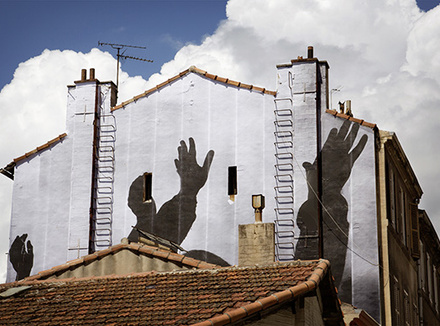 Марсель (Франция), 2013 год, проект «Без рамы». Еще одна фотография из семейных архивов получила новую жизнь на городской стене в квартале искусств La Friche на месте бывшей табачной фабрики.