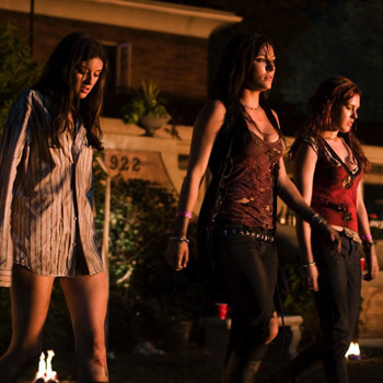 Ремейк популярного фильма ужасов 80-х годов The House on Sorority Row. Ремейк популярного фильма ужасов 80-х годов The House on Sorority Row.