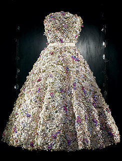 Короткое вечернее платье Miss Dior, коллекция весна-лето 1949. Вышивка цветами по модели Барбье. Выставка «Dior: под знаком искусства»