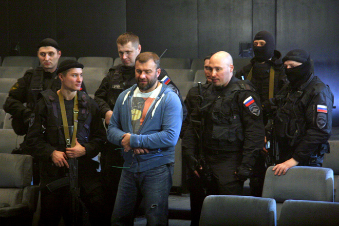 Бойцов СОБР на съемочную площадку привел Михаил Пореченков Михаил Пореченков на съемках комедии Позвоните Мышкину