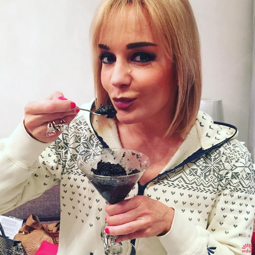 Татьяна Буланова ест черную икру ложками фото