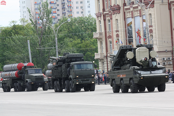 В Ростове прошел парад, посвященный Великой Победе В Ростове прошел парад, посвященный Великой Победе