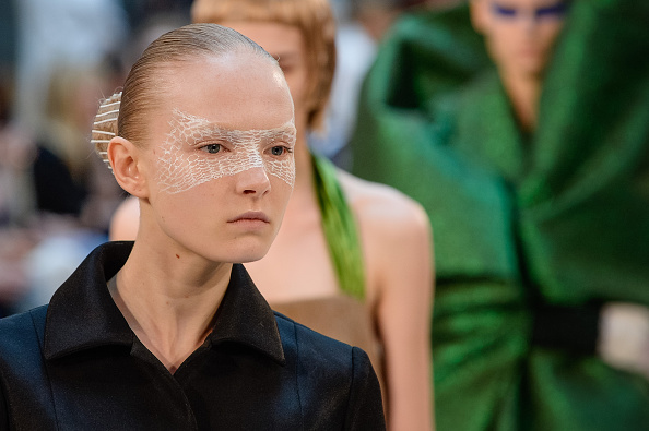 Показ коллекции Maison Margiela весна-лето 2016 на Парижской неделе моды Необычный макияж на Парижской неделе моды
