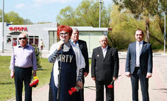 Российская чиновница пришла на траурное мероприятие в платье с надписью «Party»
