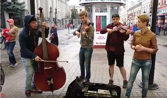 В центре Казани уличные музыканты сыграли песню про Путина