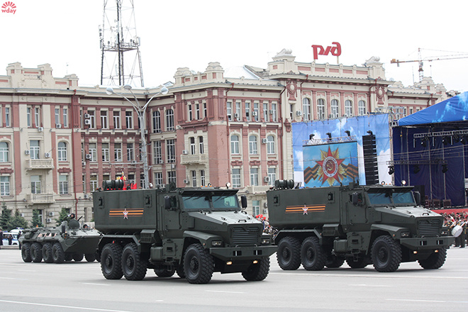 В Ростове прошел парад, посвященный Великой Победе В Ростове прошел парад, посвященный Великой Победе