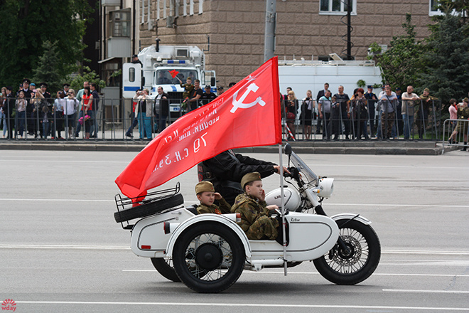 В Ростове прошел парад, посвященный Великой Победе В Ростове прошел парад, посвященный Великой Победе