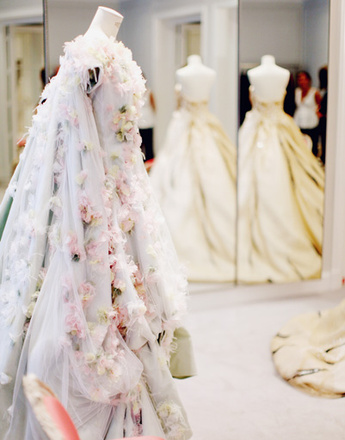 Искусные мастера Дома Christian Dior создают настоящие шедевры Высокой моды