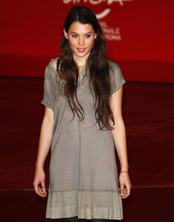 Астрид Берже-Фрисби (Astrid Berges-Frisbey)