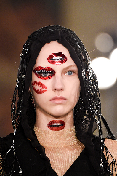 Показ коллекции Maison Margiela весна-лето 2016 на Парижской неделе моды Необычный макияж на Парижской неделе моды