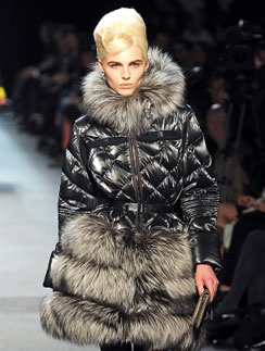 Андрей Пежич (Andrej Pejic) на женском показе Jean Paul Gaultier, осень-зима 2011/12. Андрей Пежич (Andrej Pejic) на женском показе Jean Paul Gaultier, осень-зима 2011/12
