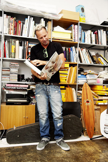 Главный издатель Nylon – Марвин Скотт Джарретт изучает книгу о моде в редакционной библиотеке. Главный издатель Nylon – Марвин Скотт Джарретт изучает книгу о моде в редакционной библиотеке.