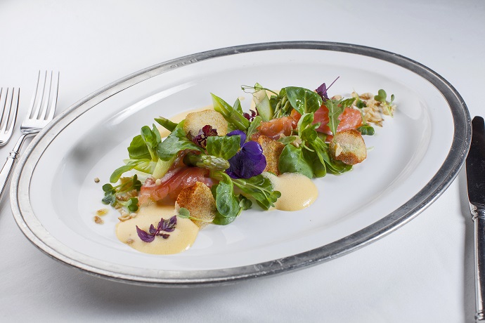 Салат с лососем и цитрусовым сабайоном Салат с лососем и цитрусовым сабайоном