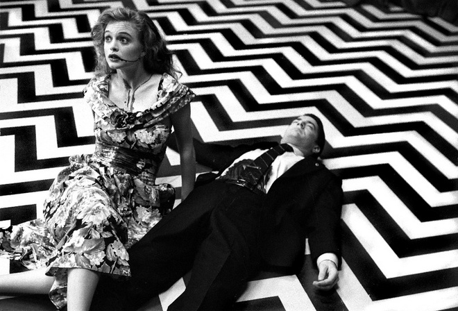 Красная комната – финальная сцена сериала, в которой агент Купер выясняет, кто же убил Лору Палмер и кто такой Боб. Последние кадры фильма были настолько загадочны, что вызвали у зрителей недоумение. Красная комната – финальная сцена сериала, в которой агент Купер выясняет, кто же убил Лору Палмер и кто такой Боб. Последние кадры фильма были настолько загадочны, что вызвали у зрителей недоумение.
